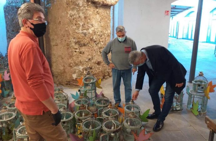 Fervono i preparativi per gli allestimenti urbani di Natale, Tonino Serra e gli studenti dell’Artistico una garanzia per la città