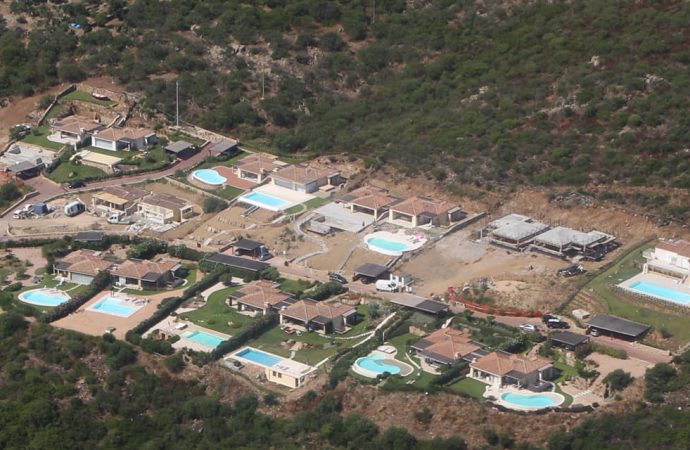 Golfo Granci, sequestrate 11 ville in località Terrata, 17 indagati
