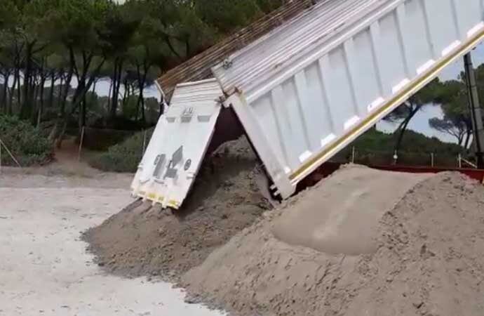 VIDEO –  Ritorna in Riviera la sabbia recuperata, anche Punta Negra ha il suo oro bianco