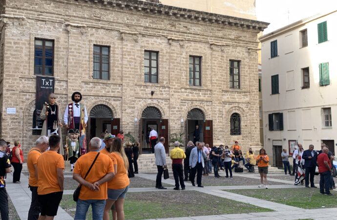 Liberato Carles Puigdemont, ma dovrà restare in Sardegna. È atteso ad Alghero