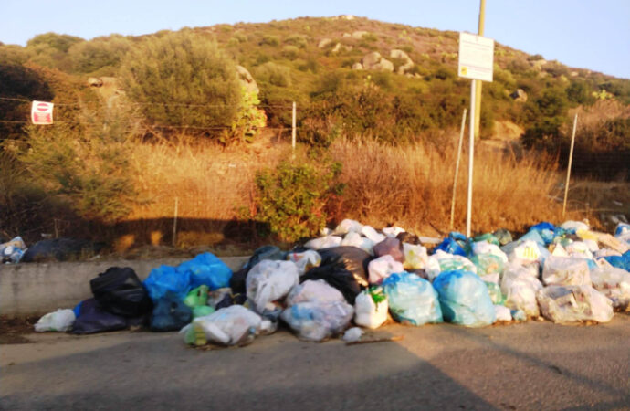 Rifiuti alla fermata del servizio trasporto pubblico ARST a Baccu Mandara, Maracalagonis (CA).
