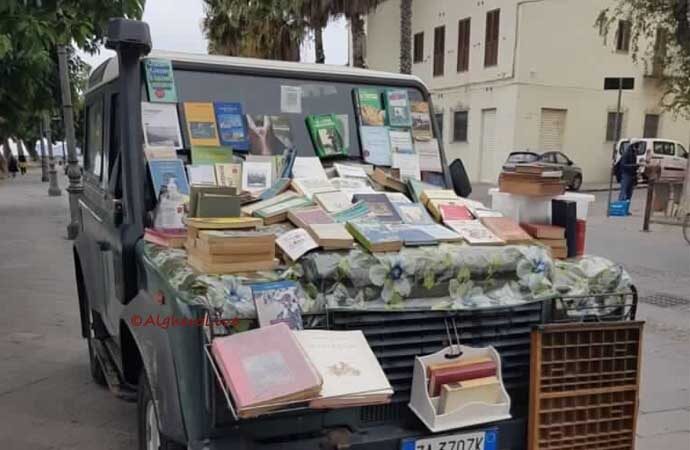 Una libreria moderna, mobile, su quattro ruote