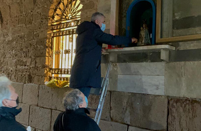 A Porto Salve Mario Conoci posiziona un’altra Statua della Madonna