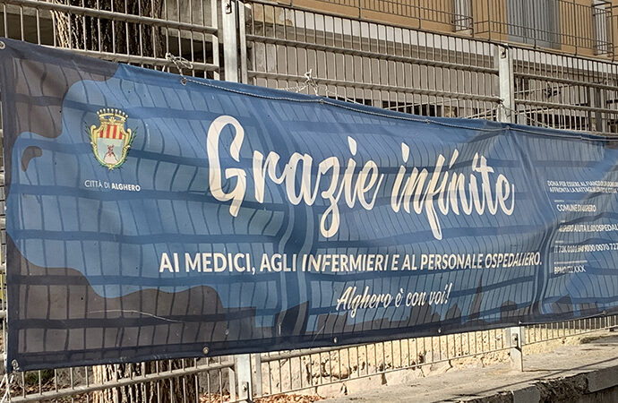 Capire chi sono i medici eroi, lo striscione da integrare