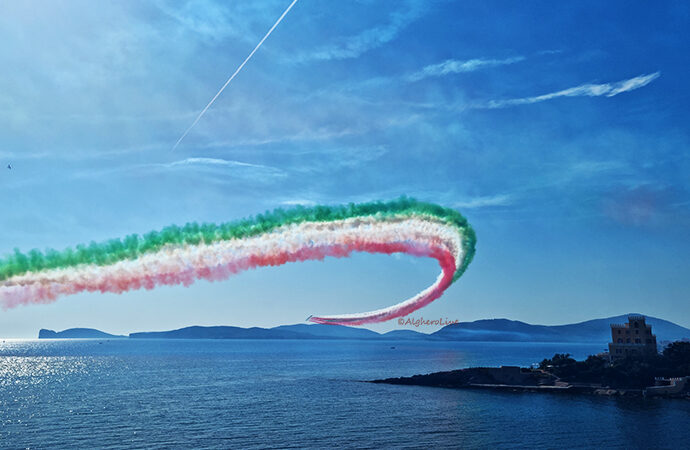 VIDEO – Alghero con il naso all’insù, Frecce Tricolori da brividi, e sono solo le prove