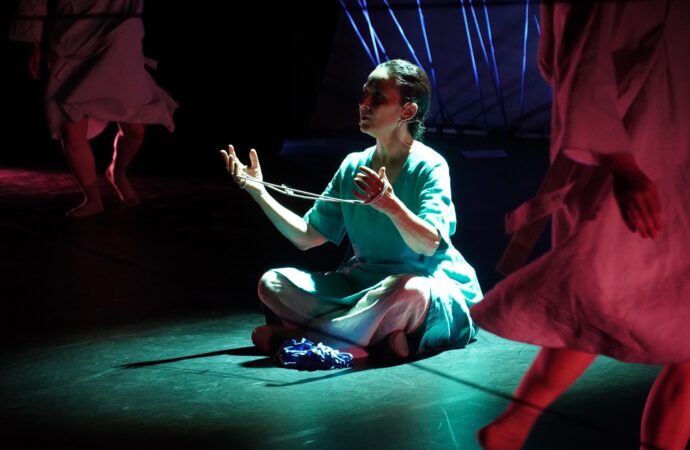 Cinquecento fili sul palco ricamano “Il tempo sospeso”:  al Teatro Verdi l’arte di Maria Lai rivive nella danza