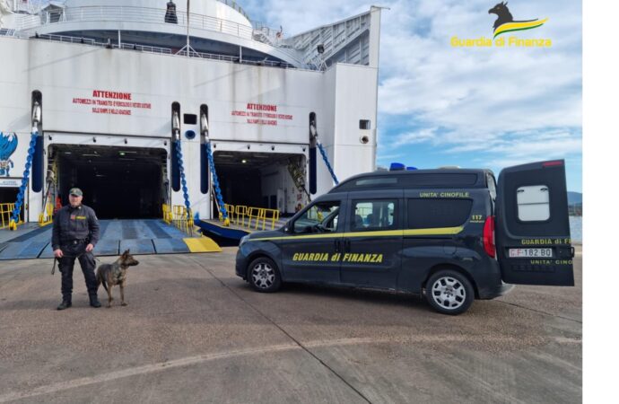 GdF, un uomo è stato arrestato al porto di Olbia: trasportava 10 kg di cocaina