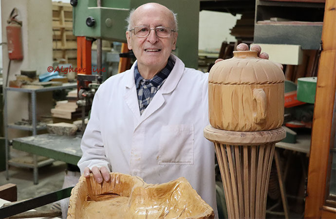 VIDEO – Salvatore Fois e il legno che trasforma in pezzi di artigianato artistico. “L’arte è qualcosa che si ha dentro l’anima . Vorrei fare una mostra”