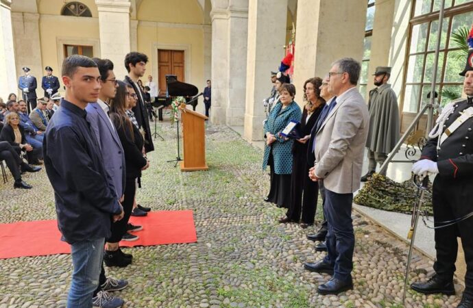 Studenti e studentesse dell’Istituto Tecnico Industriale premiati dal Prefetto Paola Dessì per il progetto  R&R // “RICICLO e RIUSO”
