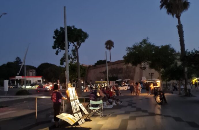 Fotonotizia – Uno spicchio di Alghero al buio poi “fiat lux” e scattano gli applausi