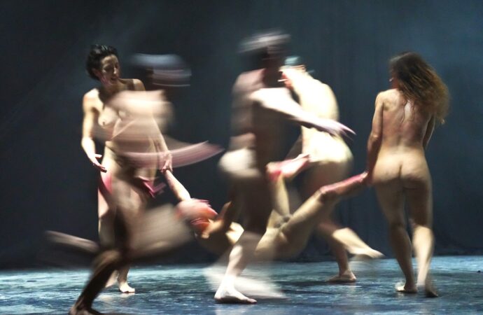 La danza primordiale di “Karrasekare”  ammalia il Teatro Verdi di Sassari