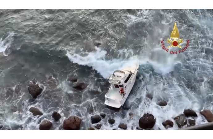 Video- Barca alla deriva sugli scogli tra Bosa e Alghero: nessuno a bordo