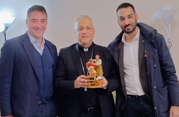 Confartigianato Sassari e Coldiretti Nord Sardegna: al Vescovo Saba la statuina del “maestro imprenditore e del suo apprendista