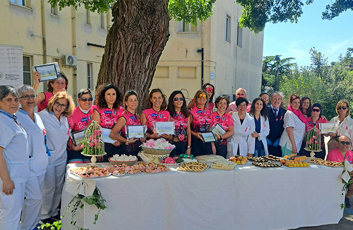 In bici per stigmatizzare il cancro: tappa ozierese delle Pink Flamingos al “Segni”