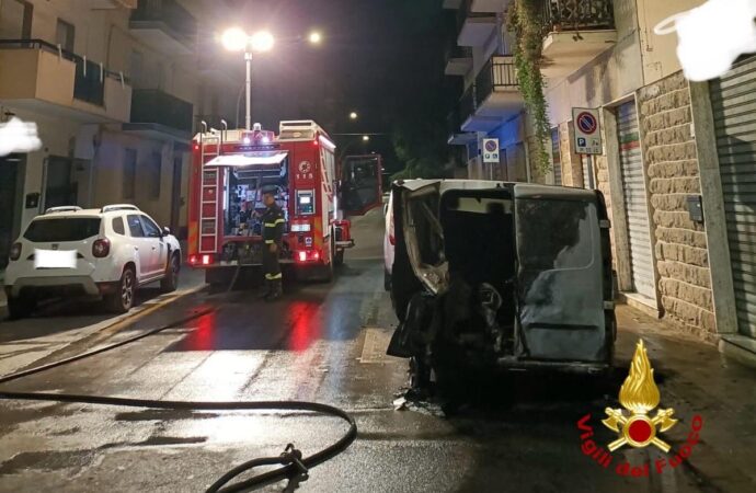 Alghero – Distrutto dalle fiamme un furgone in via Sassari