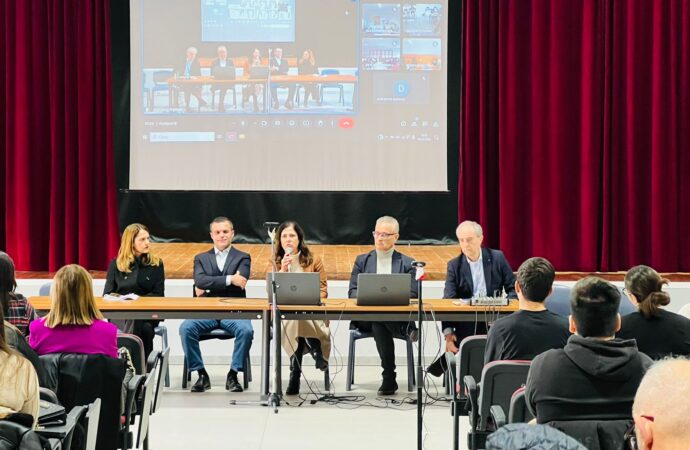 VIDEO – Sanità, trasporti e fonti rinnovabili: la Presidente Todde a tuttocampo con gli alunni del Liceo ad Alghero. Sanità: ci sono 101 Anestesisti a Sassari, e sulle rinnovabili: “le regole le dettiamo noi”
