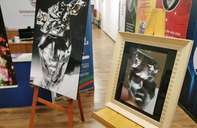 Inaugurata all’AiCS di Sassari la mostra “Ritratti riciclati” dell’artista sassarese Piermario Laddomata