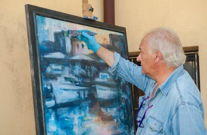 L’AiCS di Sassari presenta la mostra “Ritratti riciclati” dell’artista sassarese Piermario Laddomata