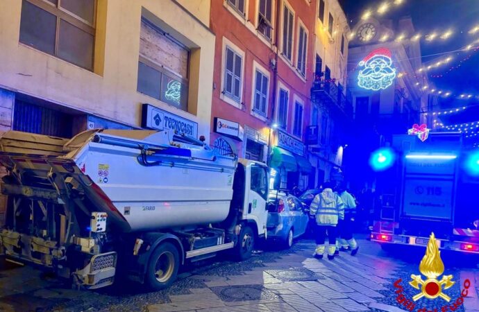 Autovettura si scontra con tre mezzi in sosta e investe un passante, è ricoverato in codice rosso