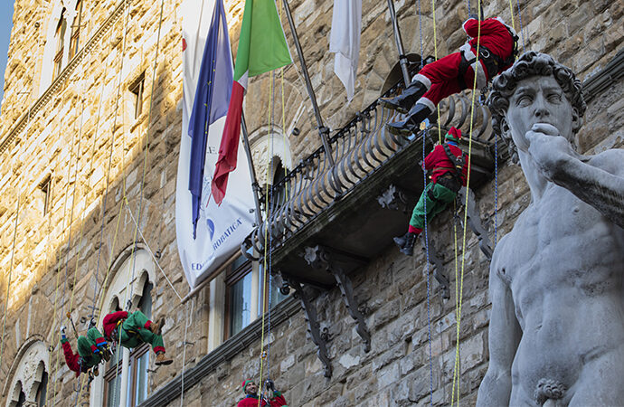 Un evento natalizio unico ad Alghero: la “Calata dei Babbi Natale e degli Elfi”