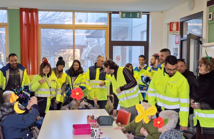 Poste Italiane: Oristano, i portalettere del centro di distribuzione di via Liguria in visita alla Casa Di Riposo “Eleonora D’arborea”