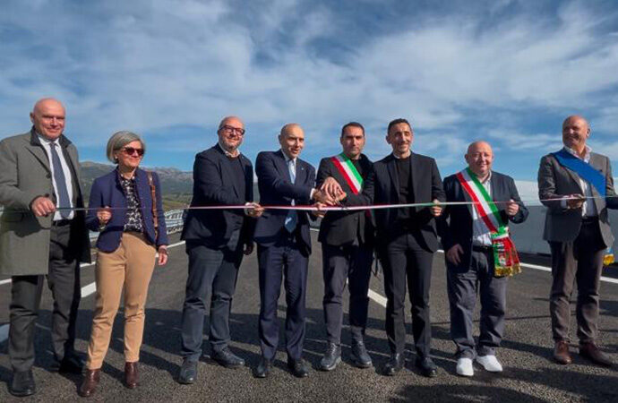 VIDEO – Sassari-Olbia, Anas: aperto al traffico a quattro corsie l’intero tracciato. Da oggi percorribile nella sua configurazione definitiva lungo tutti gli 80 chilometri