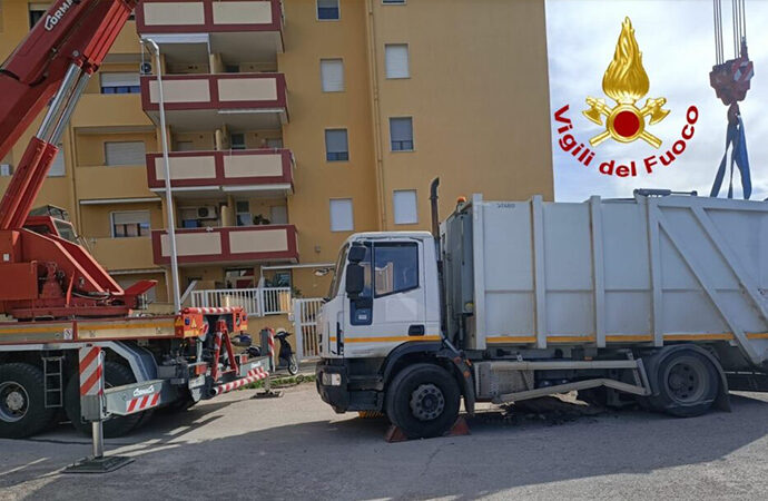 Sprofonda il manto stradale in Via Atzeni, nella voragine finisce un camion della nettezza Urbana. Intervento dei VVF