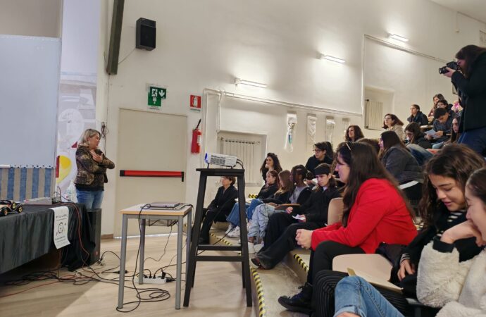 “Risveglia la città! Guerrilla Art Adolescenti Alghero” iniziativa promossa dal Comune e dall’Assessora Maria Grazia Salaris