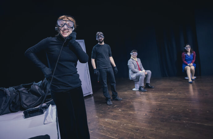 Cosa potrebbe andare storto, la surreale commedia dell’ Altrove Teatro Studio di Roma in scena al Civico di Alghero