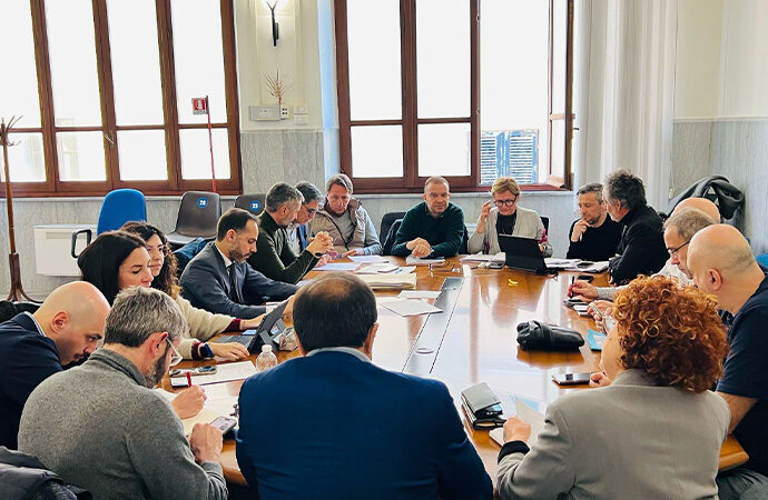 Suolo pubblico, “metà Consiglio” in Commissione congiunta: è la patata bollente del Regolamento per il rilascio delle concessioni a bar e ristoranti