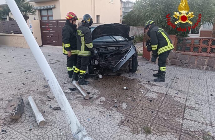 Si schianta su un palo della luce in Via Don Minzoni