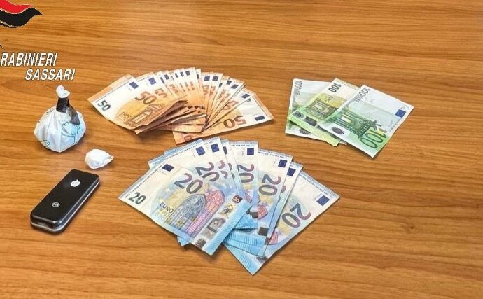 Deteneva cocaina ai fini di spaccio e contante, giovane arrestato da Carabinieri