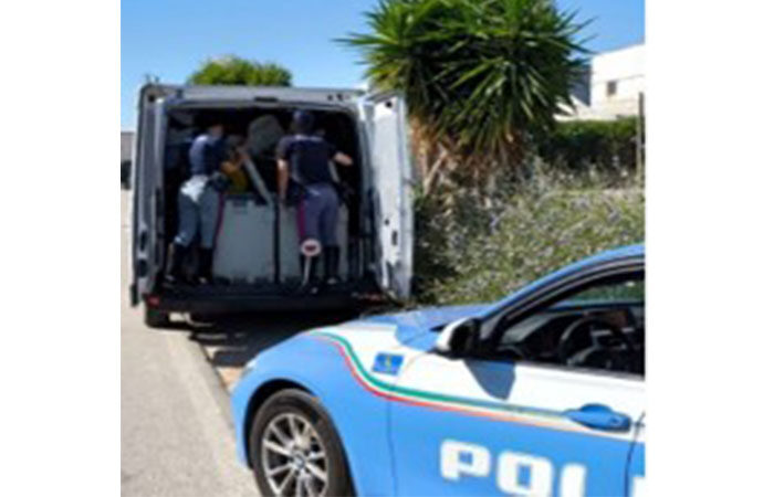 Intercettato nel porto di Olbia un autocarro proveniente da Milano e diretto a Porto Cervo con 100 di surgelati per ristorante giapponese, era senza cella frigorifera