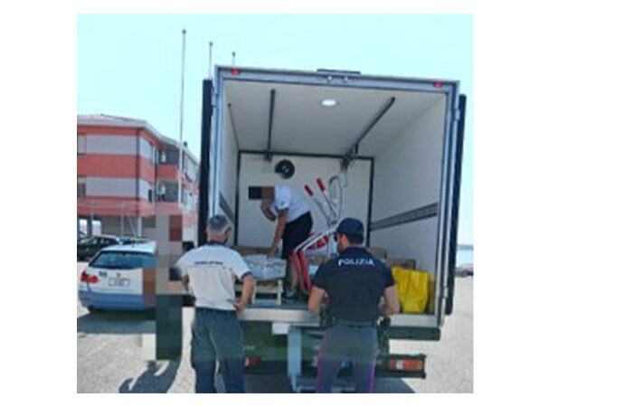 Trasporto illegale di alimenti surgelati. La Polizia di Stato sequestra merce destinata alla ristorazione VIP in Costa Smeralda.