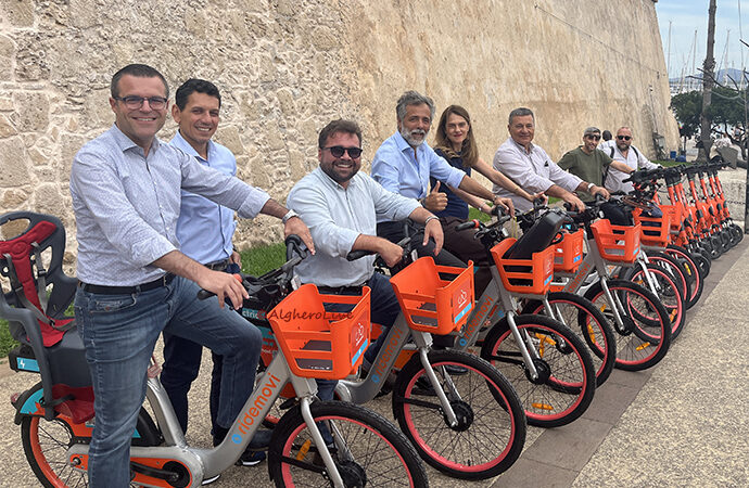 VIDEO – Mobilità sostenibile: Alghero presenta il nuovo servizio di biciclette e monopattini elettrici in sharing