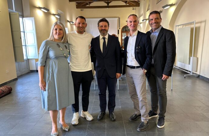 Il saluto dell’amministrazione al bomber Gigi Scotto prima della partenza per Treviso