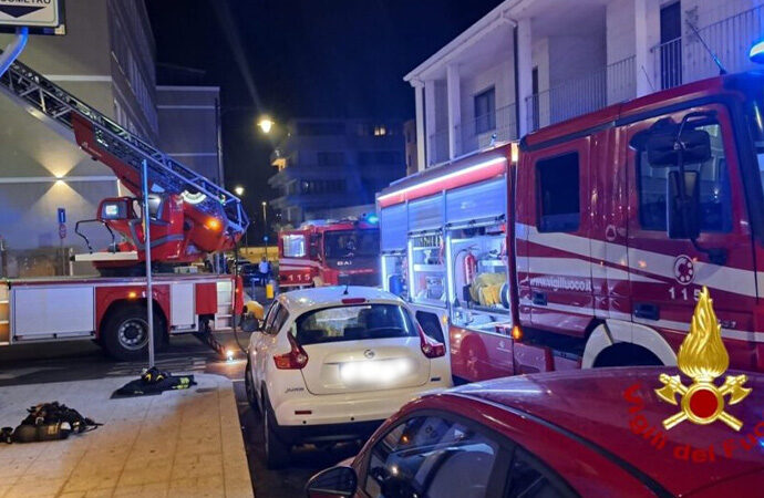 VIDEO – Incendio in un appartamento al quarto piano a Olbia, ingenti i danni