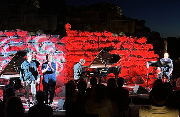 VIDEO – JazzAlguer – Musica e poesia, magia  al Nuraghe di Palmavera, un successo il concerto reading di Massimo Russino e Andrea Pozza