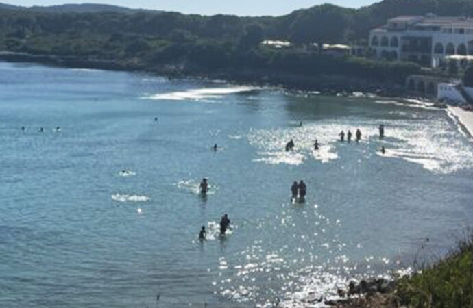 Divieto di balneazione a Punta Negra, enterococchi fecali nell’acqua. I bagnanti ignari