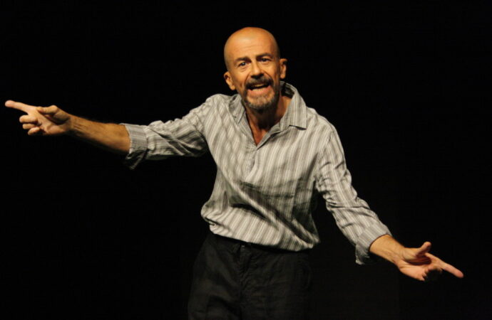 Riva Luigi ’69 e ’70. Cagliari ai dì dello scudetto. Cada Die Teatro porta in scena a Tortolì un omaggio a un campione indimenticabile
