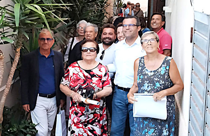 Il Comitato Suolo Pubblico Bene Comune consegna gli attestati “Prendersi cura della Città” in vicolo Bertolotti