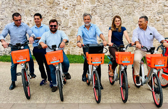 VIDEO – Alghero, in città un nuovo servizio di biciclette e monopattini elettrici in sharing