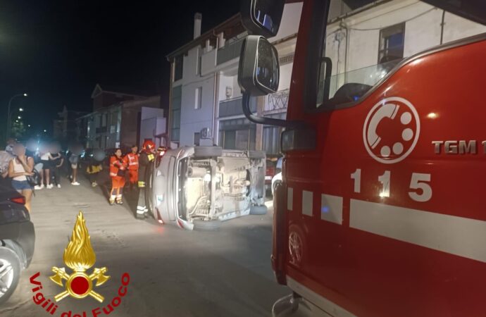 VIDEO – Si cappotta in Via Fermi, donna estratta dalla vettura dai VVF da un portellone