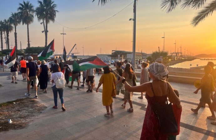 Manifestazione per la Palestina – Paolo Bellotti al centro sinistra di Alghero: “non posso credere abbiate deciso di voltare lo sguardo dall’altra parte”