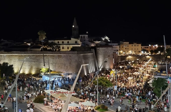 Fuochi di Ferragosto spettacolari ad Alghero. Folla da sud a nord della città, ma non c’è stato l’assalto