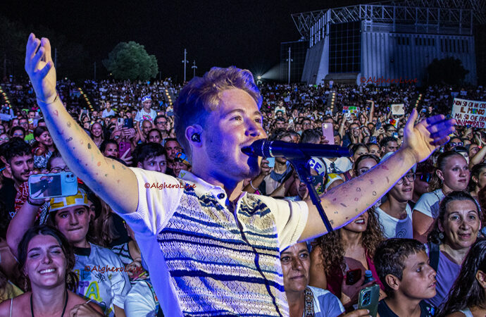 Successo ad Alghero per Alfa: “Il concerto più bello di tutta l’estate, siamo più di 4000”
