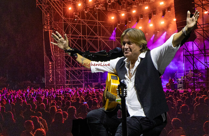 VIDEO – “De André canta De André”, la poesia di Faber conquista il pubblico di Alghero