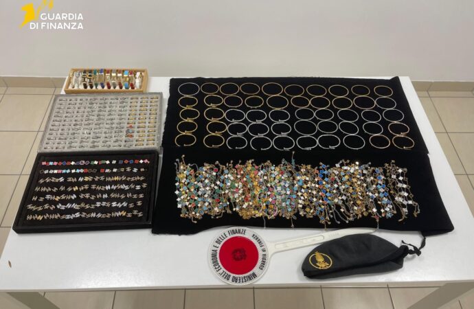 Gdif Sassari: pos in spiaggia per vendere prodotti contraffatti. Blitz dei baschi verdi in Costa Smeralda