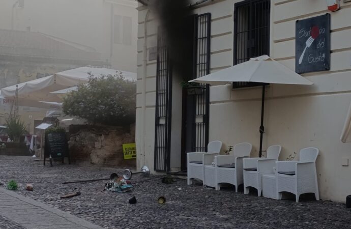 VIDEO – Scoppio e incendio all’interno di un ristorante nel centro storico di Alghero: tre feriti