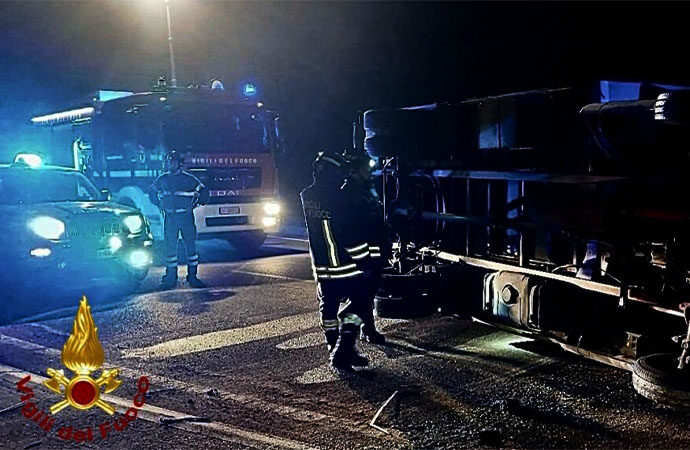 Incidente nella notte nella rotatoria di Rudas, si ribalta un furgone